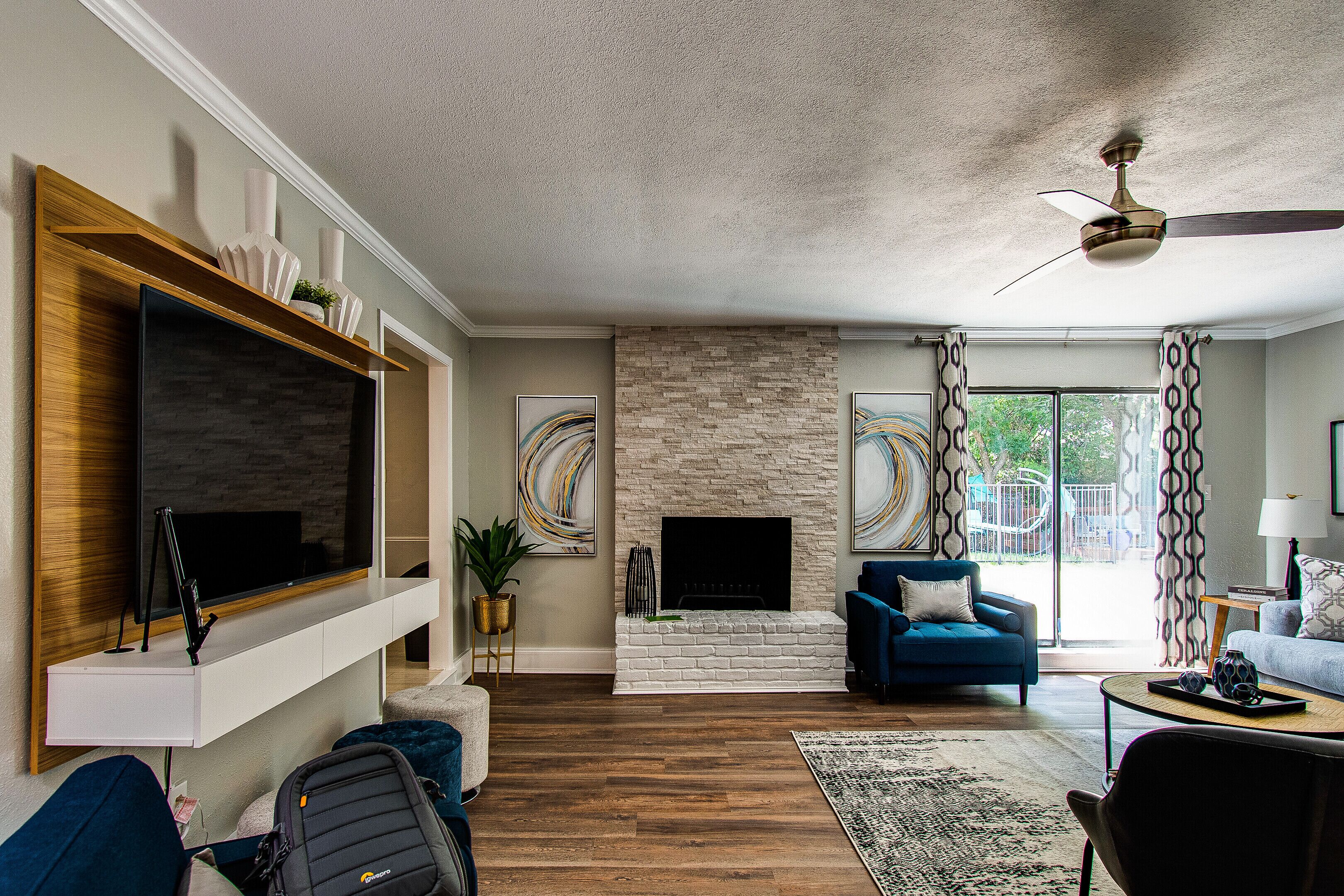 智能电视、壁炉、DVD 播放器、音乐库