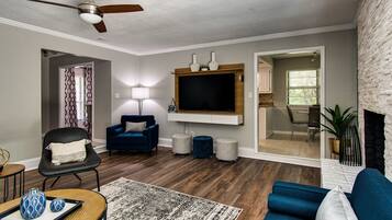 Een smart-tv, een open haard, een dvd-speler en een muziekbibliotheek