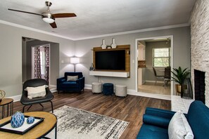 Smart-TV, Kamin, DVD-Player, Musikbibliothek