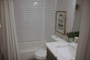 Ensemble douche/baignoire, serviettes fournies, savon, papier toilette