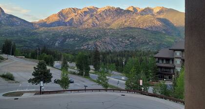 Ski-In/Ski-Out Condo! Breathtaking View of the Mountains From Our Balcony!