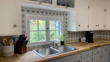 Wasserkocher mit Kaffee-/Teezubehör, Kühlschrank, Mikrowelle, Ofen