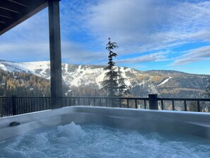 Outdoor spa tub - Private Hot Tub • Epic Mountain & Ski Hill Views (Sandpoint)