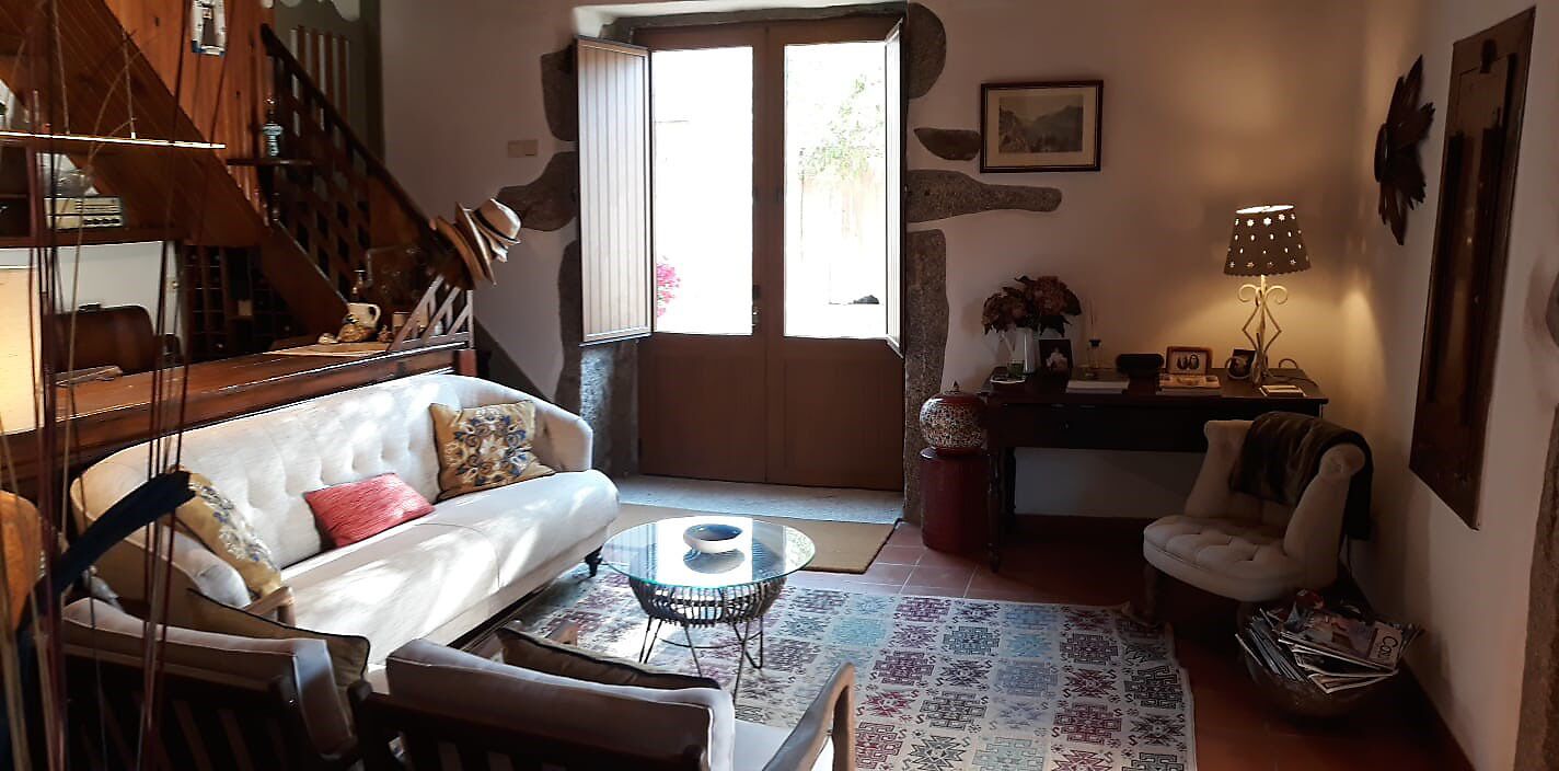 Una televisión, una chimenea