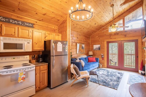 Gatlinburg Cabin Oasis for 2 with new hot tub and fab view!