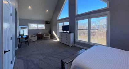 Large, 3 bedroom Cottage on Black River sleeps up to 10.