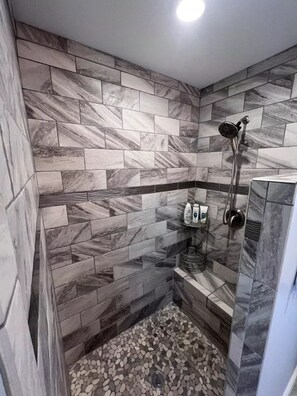 Combined shower/tub, jetted tub, hair dryer, towels