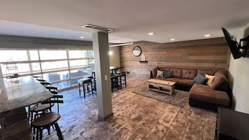 Een smart-tv, een open haard, boeken en een stereo