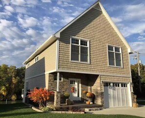 Exterior - Large, 3 bedroom  Cottage on Black River sleeps up to 10. (Port Huron)