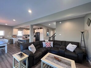 Smart TV, fireplace, books, stereo - Large, 3 bedroom  Cottage on Black River sleeps up to 10. (Port Huron)