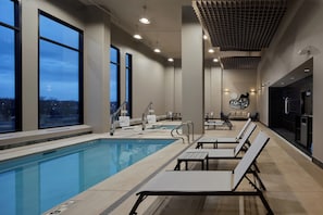 Innenpool, geöffnet von 09:00 Uhr bis 21:00 Uhr, LiegestĂŒhle