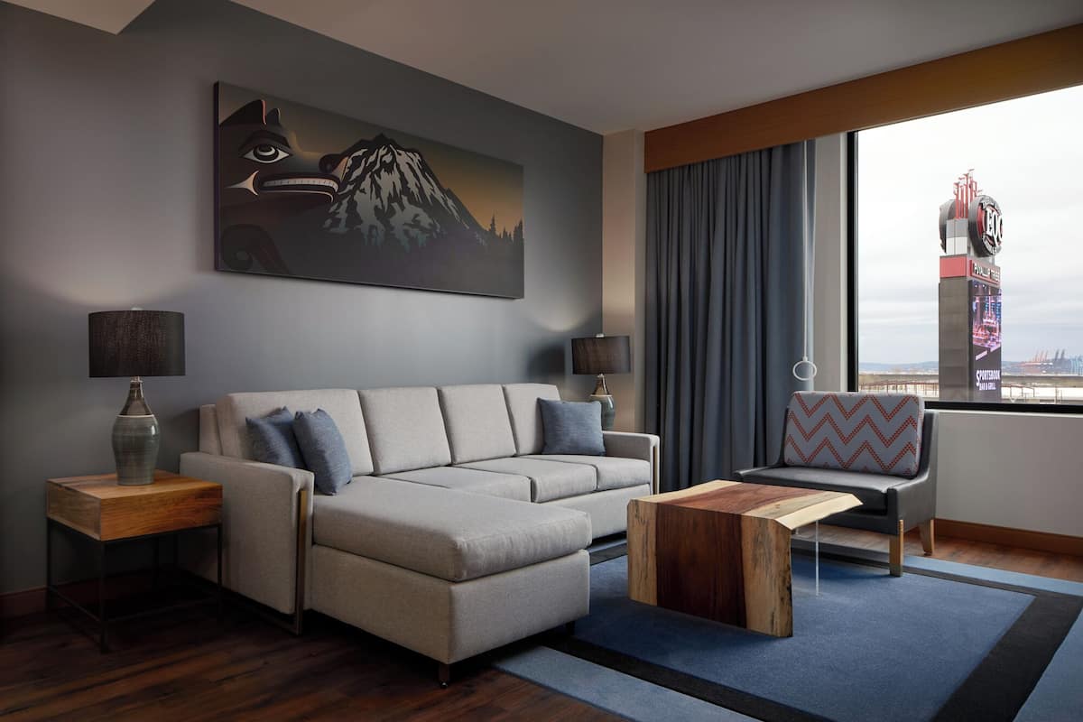 Grand Suite | Living area | 55-inch Smart TV with cable channels, Netflix, Hulu