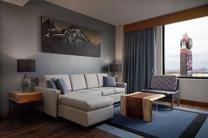 Grand-Suite | Wohnbereich | 55-Zoll-Smart-TV mit Kabelempfang, Netflix, Hulu