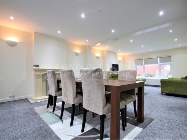 Dining - Large detached house, ideally located for local amenities and public transport (London)