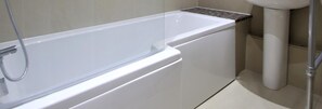 Duschwanne, Handtücher, Seife, Toilettenpapier