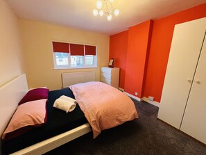 5 bedrooms, iron/ironing board, WiFi, bed sheets - Large detached house, ideally located for local amenities and public transport (London)