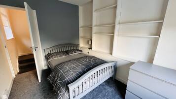 5 bedrooms, iron/ironing board, WiFi, bed sheets