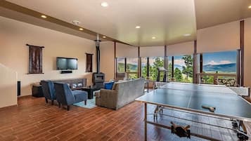 Smart TV, fireplace, table tennis, offices