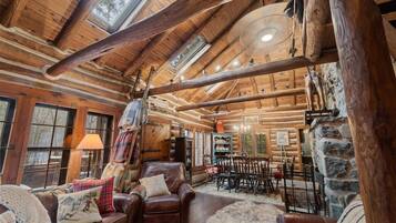 Televisión y chimenea