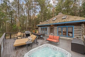 Outdoor dining - Coziest Creek Cabin- Idyllic, Authentic, Poconos (East Stroudsburg)