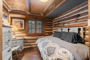 3 bedrooms, WiFi, bed sheets - Coziest Creek Cabin- Idyllic, Authentic, Poconos (East Stroudsburg)