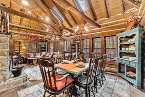 Dining - Coziest Creek Cabin- Idyllic, Authentic, Poconos (East Stroudsburg)