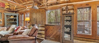 Coziest Creek Cabin- Idyllic, Authentic, Poconos