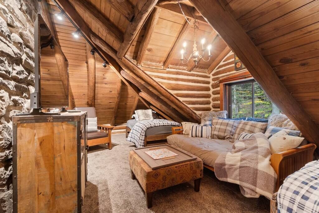 Televisión y chimenea 