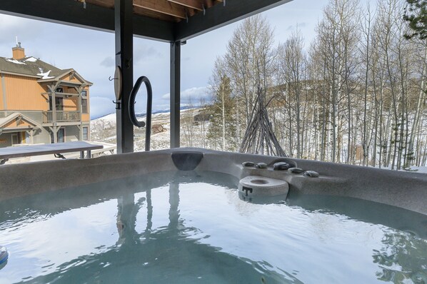 Outdoor spa tub