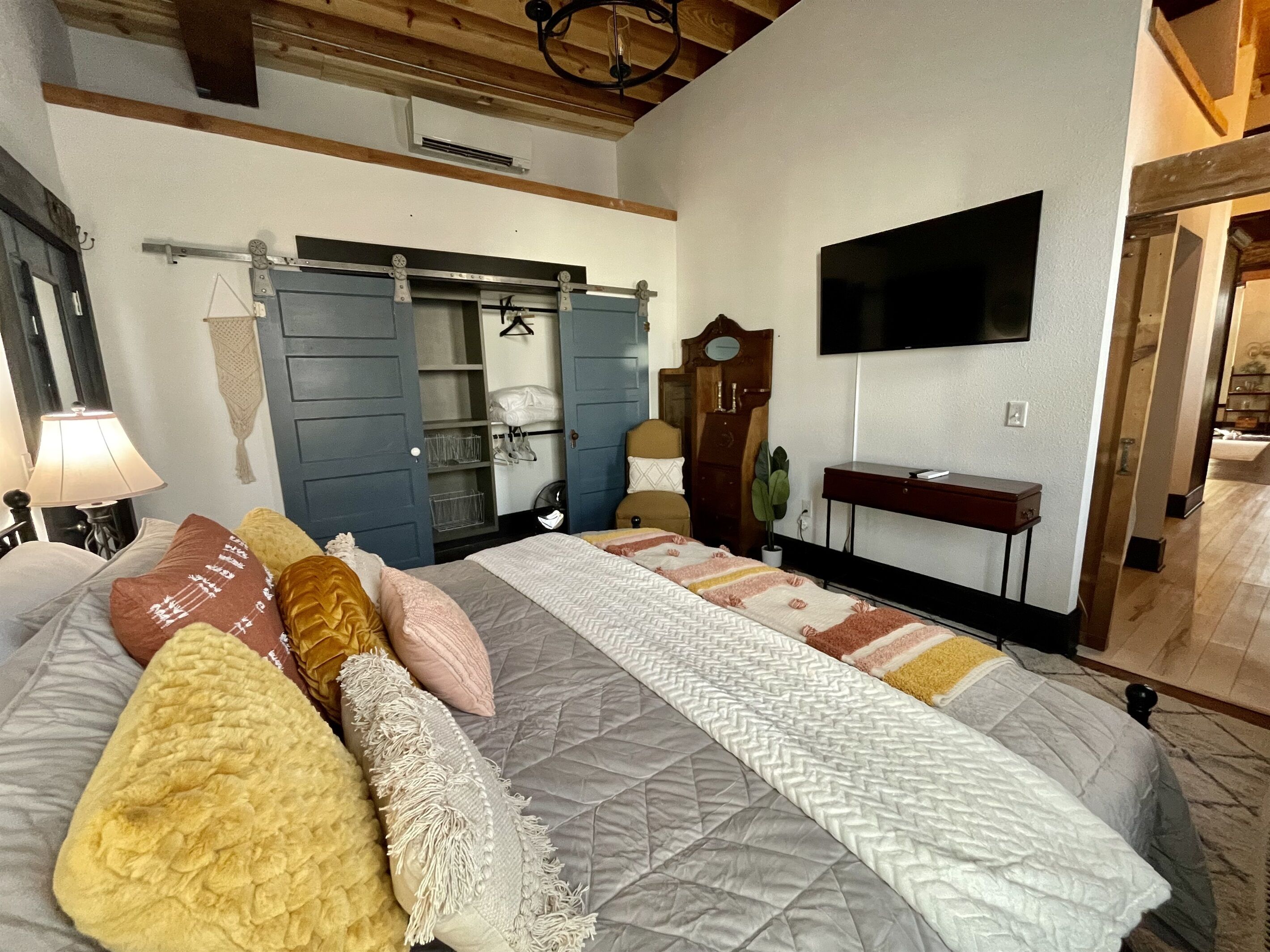 1 bedroom, desk, iron/ironing board, WiFi