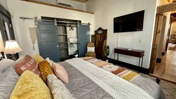 1 bedroom, desk, iron/ironing board, WiFi