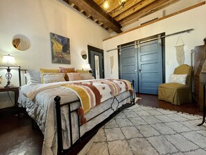 1 dormitorio, escritorio, tabla de planchar con plancha y wifi