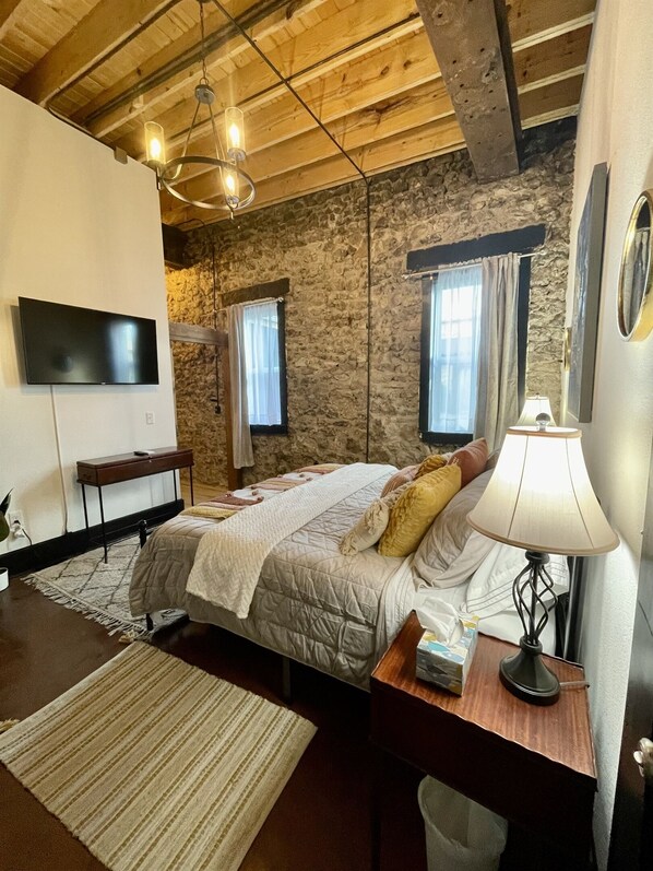 1 bedroom, desk, iron/ironing board, WiFi - Historic 1 bed 1 bath in 1920's Chevy (Mountain Home, AR, 72653)