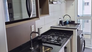 Kaffetrakter/tekoker, kjøleskap, mikrobølgeovn og ovn
