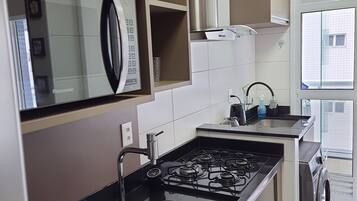 Geladeira, micro-ondas, fogão, cooktop