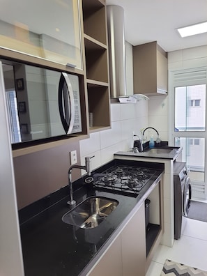 Geladeira, micro-ondas, fogão, cooktop