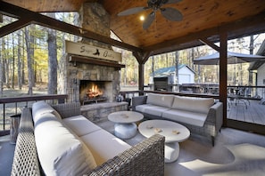 Property grounds - Cloud Nine Cabin: Private 2 bed, 2 bath.  Hot tub & outdoor living on 1.7 acres (Broken Bow)