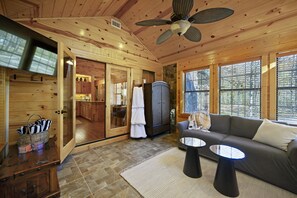 Living area - Cloud Nine Cabin: Private 2 bed, 2 bath.  Hot tub & outdoor living on 1.7 acres (Broken Bow)