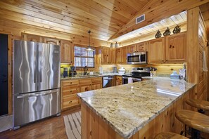 Private kitchen - Cloud Nine Cabin: Private 2 bed, 2 bath.  Hot tub & outdoor living on 1.7 acres (Broken Bow)