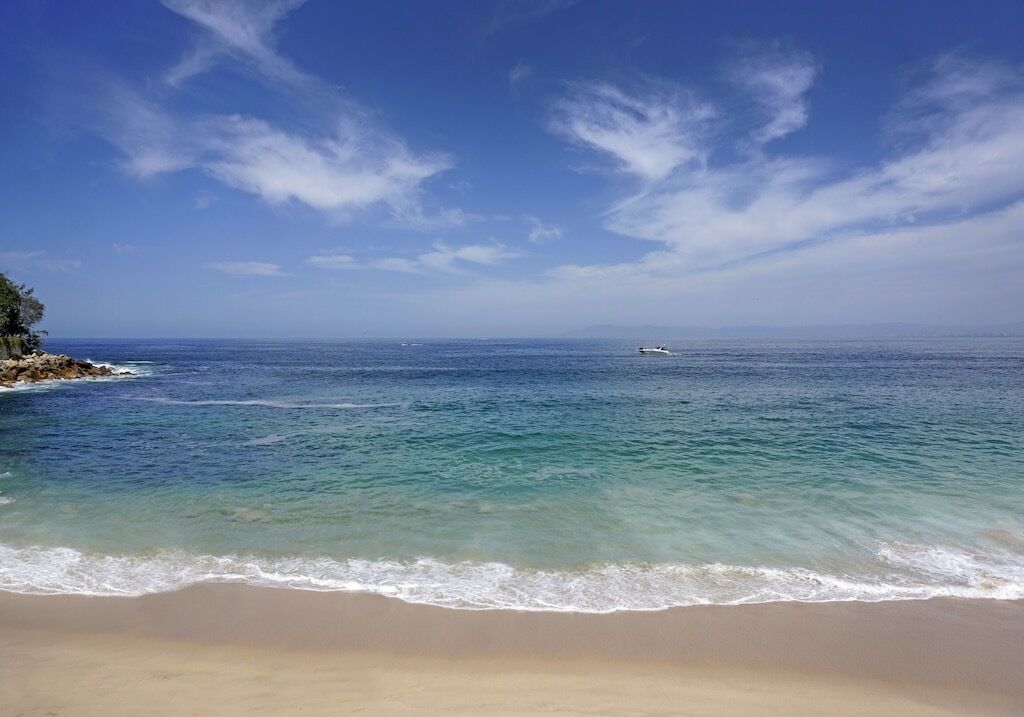 Na praia, espreguiçadeiras, toalhas de praia 