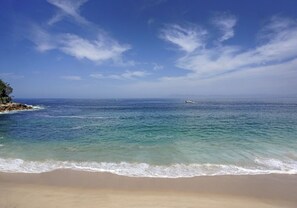 Na praia, espreguiçadeiras, toalhas de praia