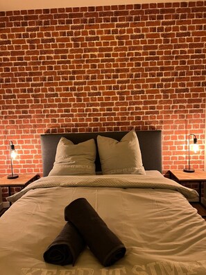 2 habitaciones, escritorio, tabla de planchar con plancha y wifi gratis 