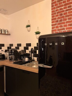 ثلاجة، ميكروويف، فرن، موقد طهي مسطح