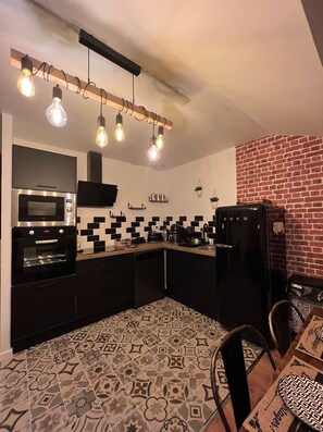 ثلاجة، ميكروويف، فرن، موقد طهي مسطح