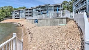 Ett hotell med flera våningar, balkonger, ett poolområde och en skylt som visar texten ”Golden Reef”.