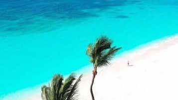Aan het strand, ligstoelen aan het strand, strandlakens