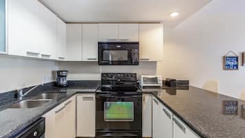 Køleskab, mikrobølgeovn, ovn, kogeplade