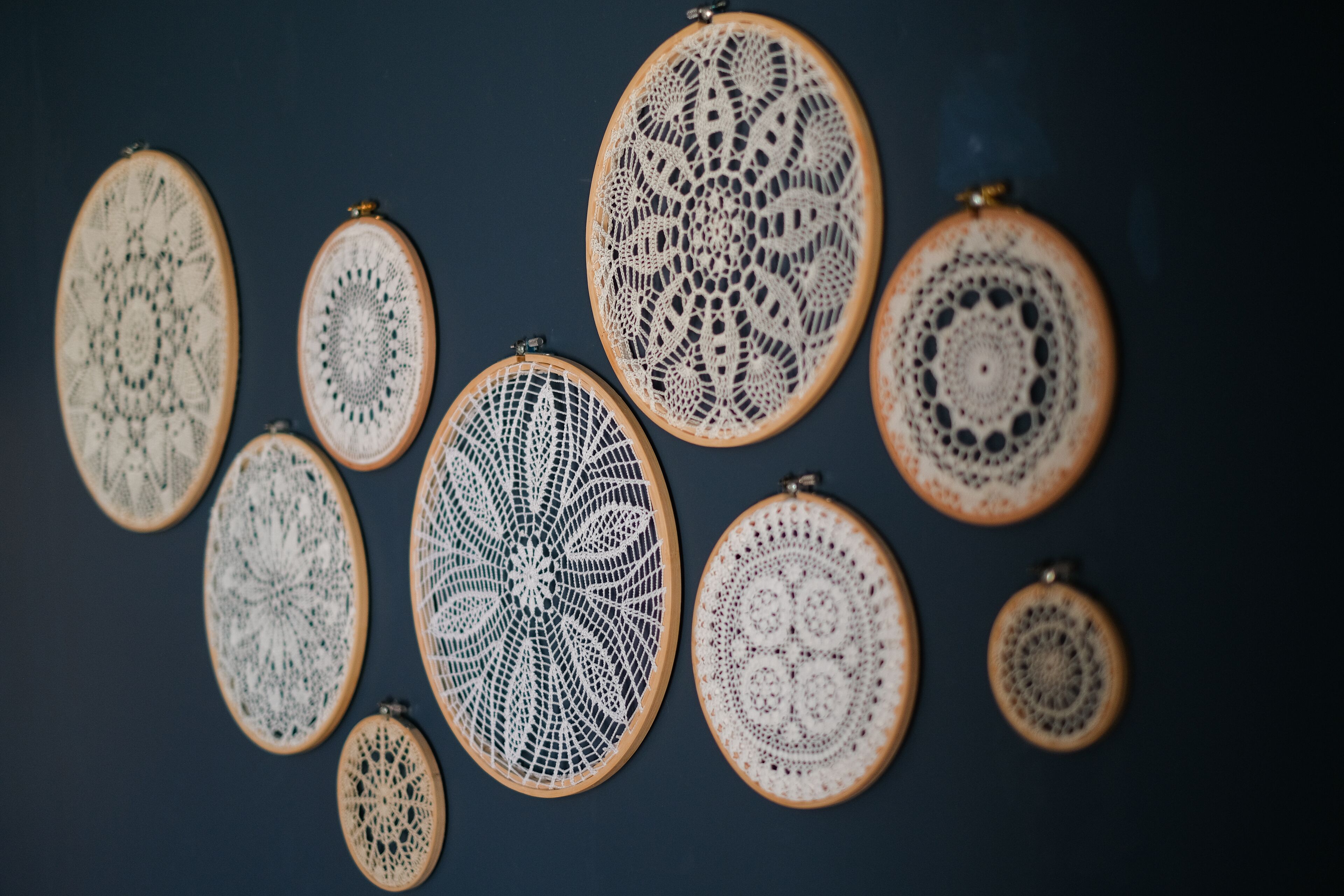 Een verzameling ronde houten frames met ingewikkelde, doorsnee-achtige patronen.