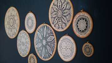 Een verzameling ronde houten frames met ingewikkelde, doorsnee-achtige patronen.