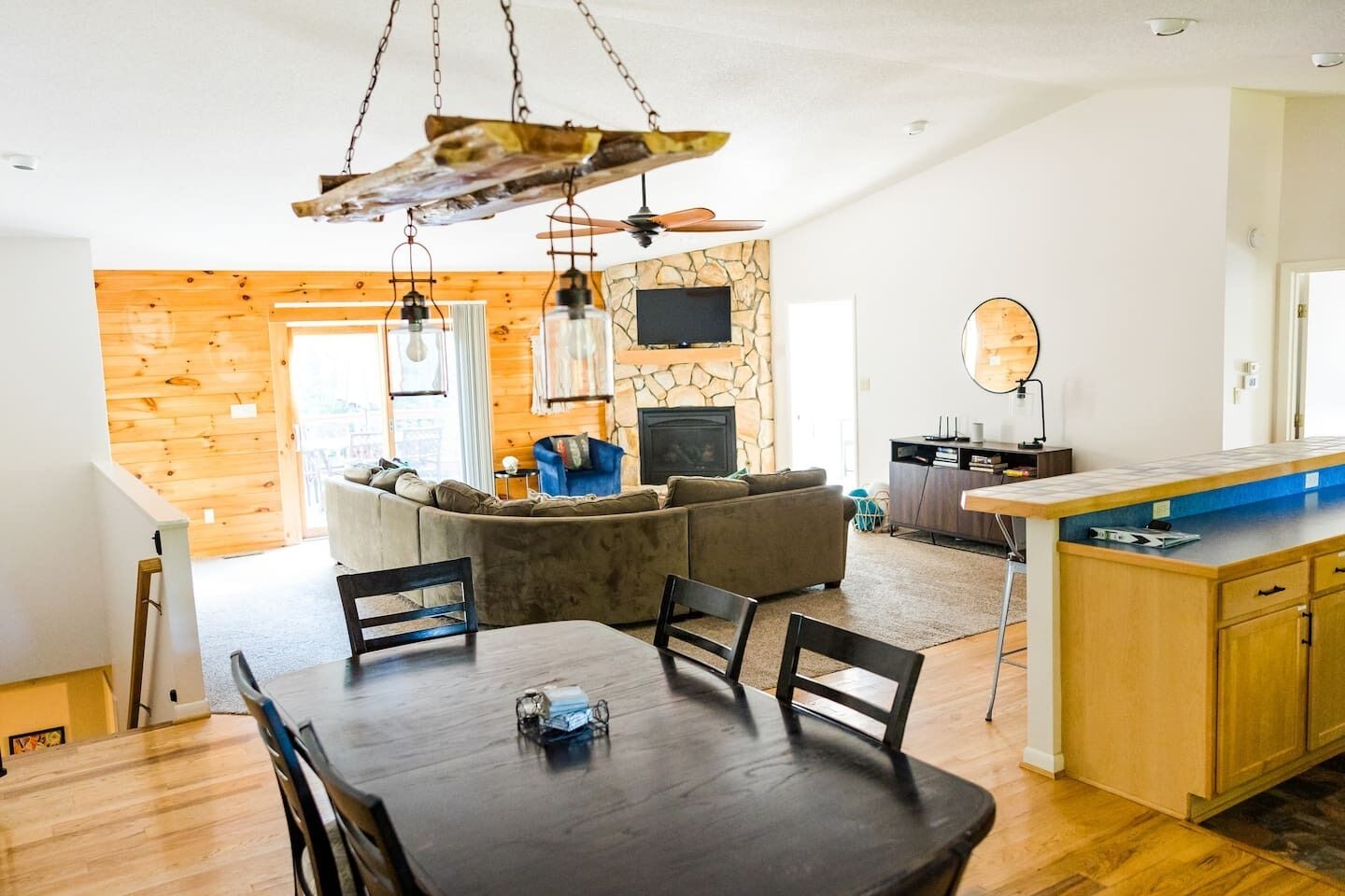 Hot Tub! Spacious & Relaxing! Child/Dog Friendly! Close to all the Fun!